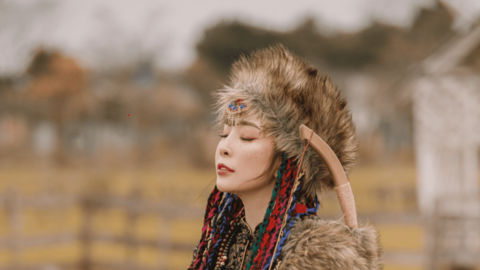 Quỳnh Nga ôm cừu, mặc trang phục phụ nữ Mông Cổ xinh đẹp như đóa hoa trên thảo nguyên