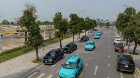 Đoàn xe taxi điện của tỷ phú Phạm Nhật Vượng ùn ùn về Hà Nội