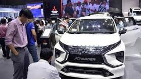 Tiêu thụ ô tô lao dốc, xe nhập khẩu vẫn ồ ạt cập cảng