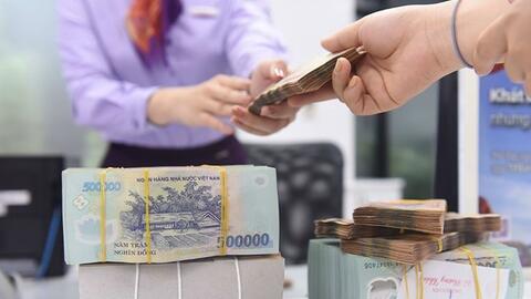 Lãi suất tiết kiệm tụt mạnh: Kỳ hạn 6 tháng xuống dưới 6%