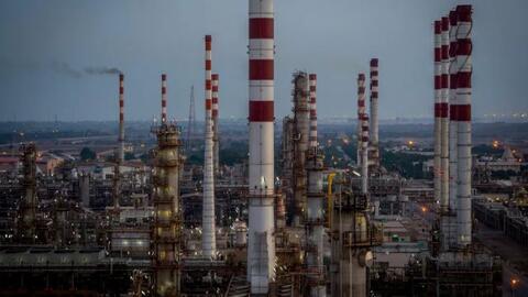 Dầu vọt hơn 4% trước cuộc tấn công của Hamas vào Israel