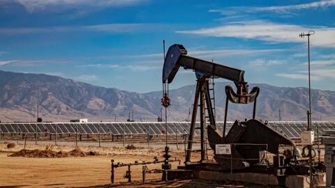 Dầu sụt hơn 2% sau cam kết hỗ trợ thị trường của Ả-rập Xê-út