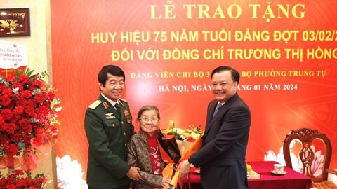 Trao Huy hiệu 75 năm tuổi Đảng tặng đồng chí Trương Thị Hồng