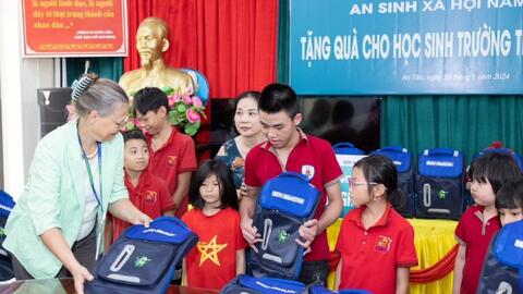 BIDV MetLife trao gửi yêu thương, tiếp sức đến trường cho hàng ngàn học sinh