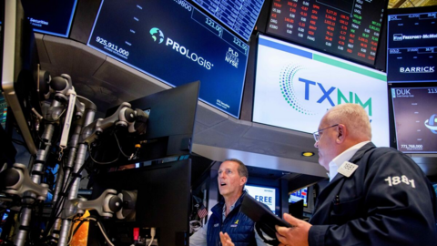 Cơn lốc tài chính "thổi bay" 6,400 tỷ USD khỏi thị trường toàn cầu