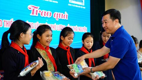 Vinamilk cùng trẻ em đón Trung thu sau những ngày bão lũ