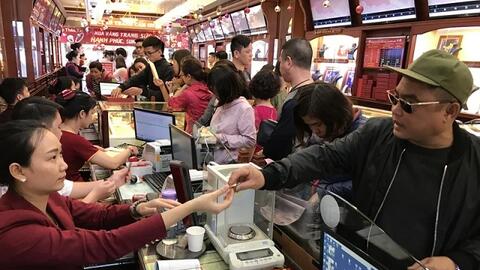 Trái ngược đà tăng của vàng thế giới, thương hiệu SJC "bất động" sáng đầu tuần