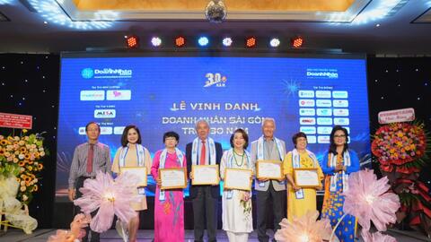 Vinh danh 38 doanh nhân dẫn doanh nghiệp hơn 2 thập kỷ toả sáng