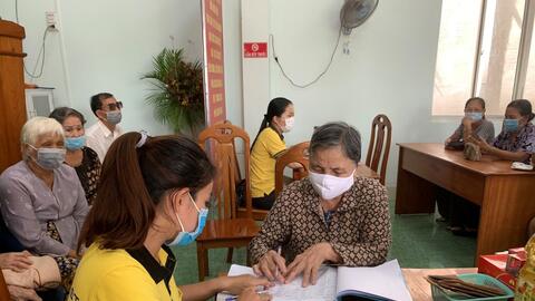 Đẩy mạnh chi trả lương hưu, trợ cấp BHXH qua tài khoản ngân hàng