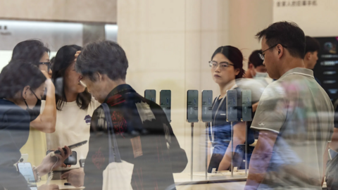 Trung Quốc: Mỹ miễn thuế với điện thoại, máy tính chỉ là "bước nhỏ" để sửa chữa sai lầm