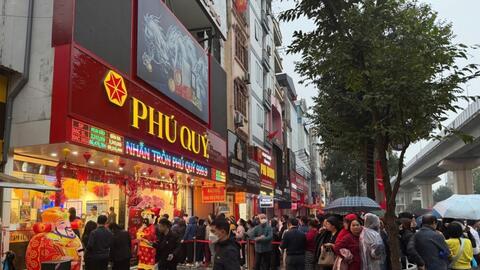 Giá vàng neo cao, người dân xếp hàng từ sáng sớm mua vàng cầu may vía Thần Tài