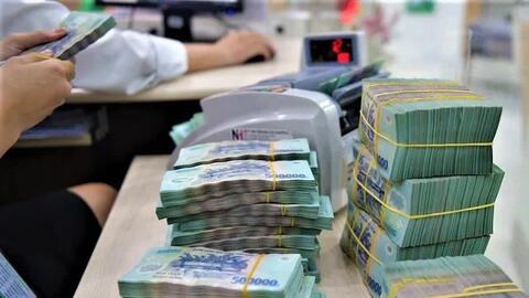 Tiền gửi dân cư lập đỉnh, vì sao lãi suất vẫn khó hạ?