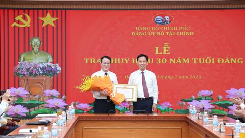 Trao tặng Huy hiệu 30 năm tuổi Đảng cho Thứ trưởng Bộ Tài chính Trần Quốc Phương