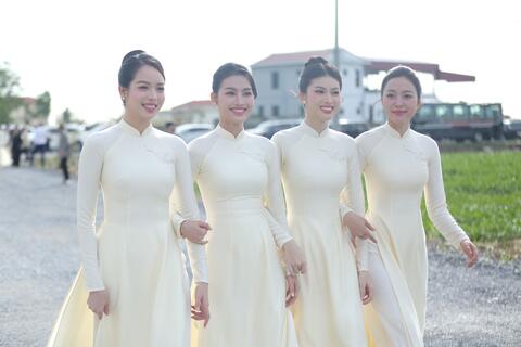 Hoa hậu Thanh Thủy bê tráp trong lễ nạp tài của Hoa hậu Đỗ Thị Hà và thiếu gia tập đoàn Sơn Hải