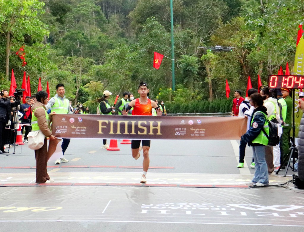 VĐV đầu tiên về đích ở cự ly 21km