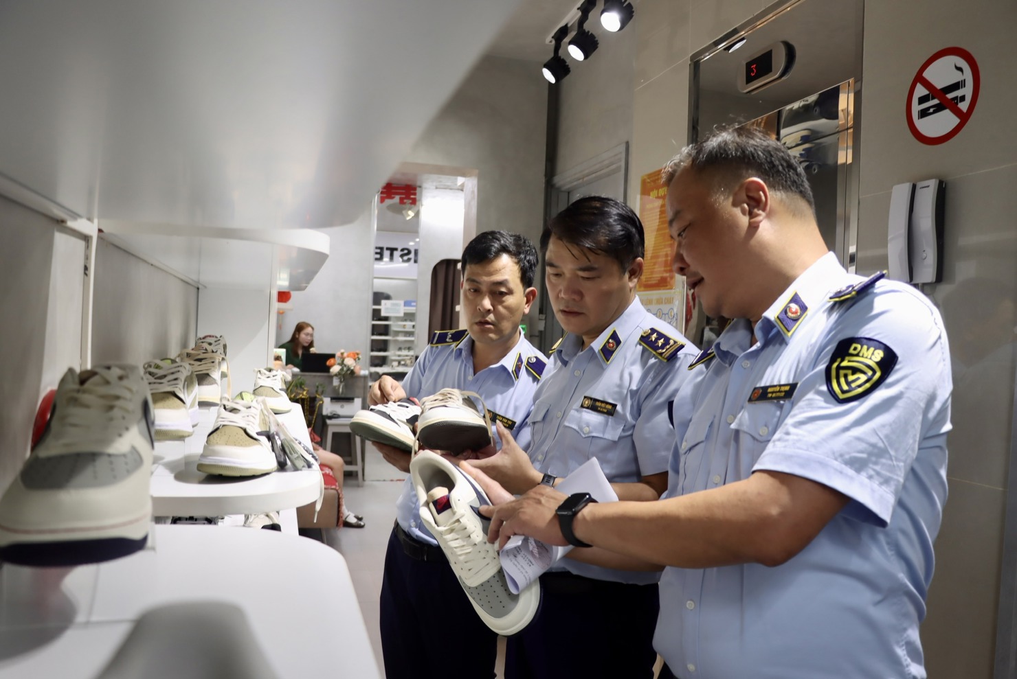 Lực lượng Quản lý thị trường kiểm tra một cửa hàng tại TP. Đà Nẵng ngày 20/5/2025.