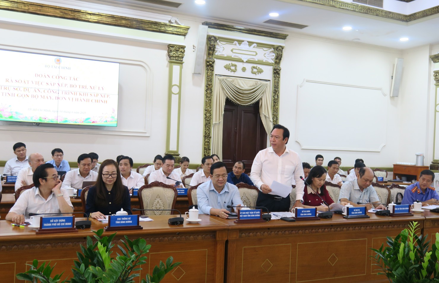 Đại diện Sở Tài chính tỉnh Bình Dương báo cáo tại Hội nghị. Ảnh: Đức Mỹ