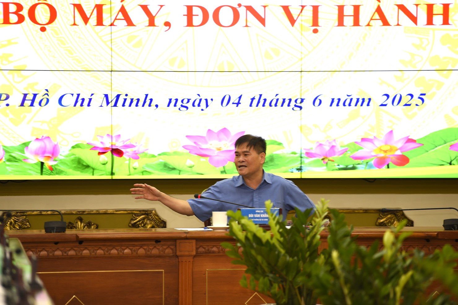 Thứ trưởng Bộ Tài chính Bùi Văn Khắng chỉ đạo tại Hội nghị. Ảnh: Trần Nam
