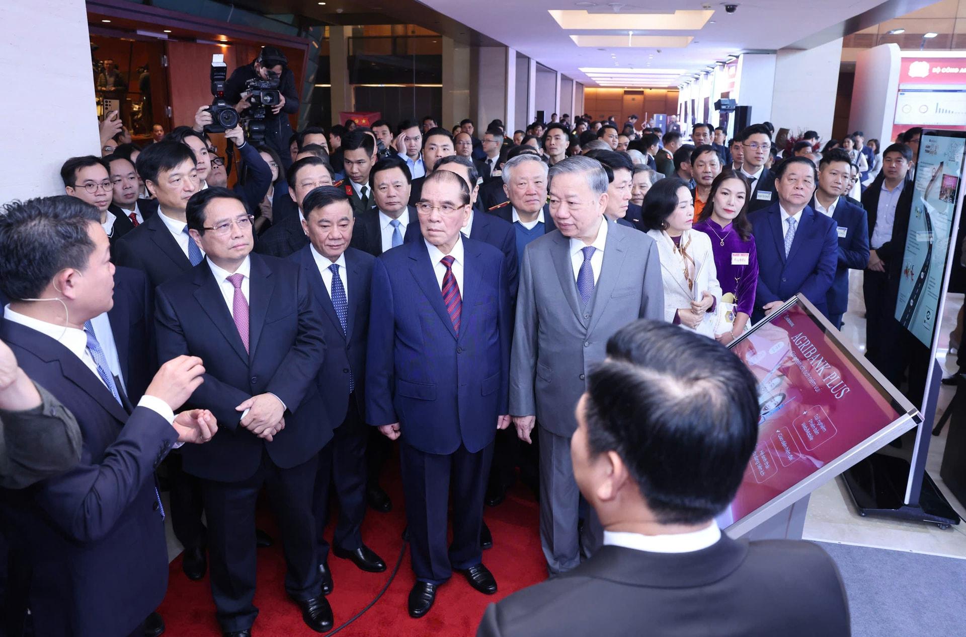 rung-bay-san-pham-cong-nghe-so-cua-agribank-tai-hoi-nghi-toan-quoc-ve-dot-pha-phat-trien-khoa-hoc-cong-nghe-doi-moi-sang-tao.jpg