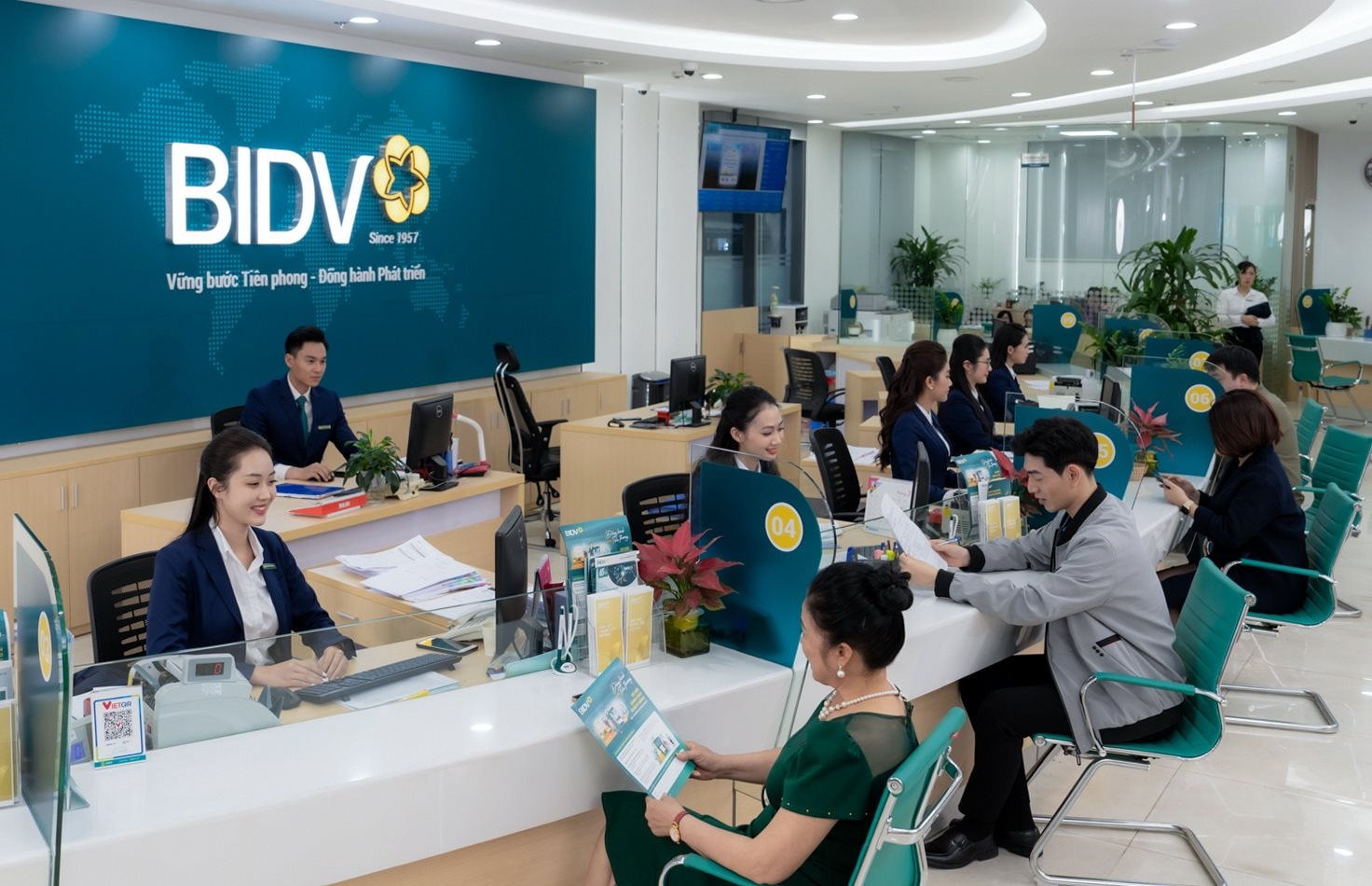 anh-02-hoat-dong-giao-dich-tai-bidv.jpg