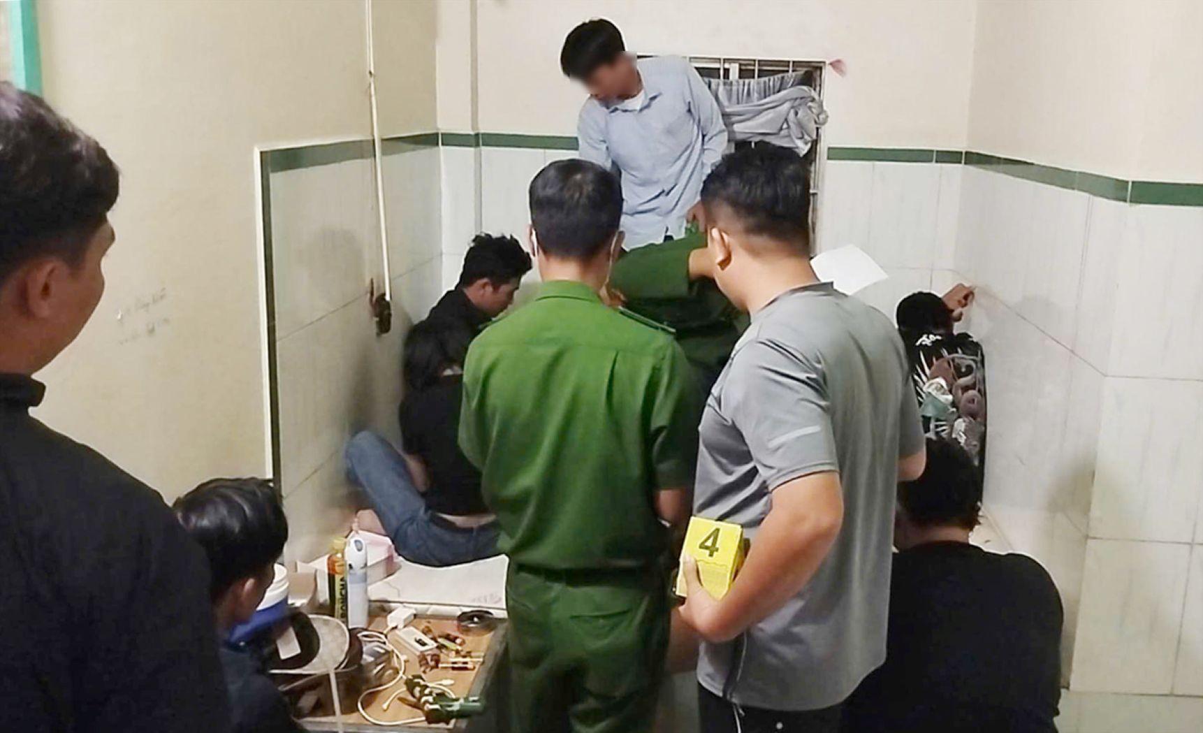 Lực lượng chức năng tổ chức khám nghiệm hiện trường, nơi nhóm nam, nữ bay lắc sau khi tổ chức và sử dụng ma túy. Ảnh: Vũ Tiến