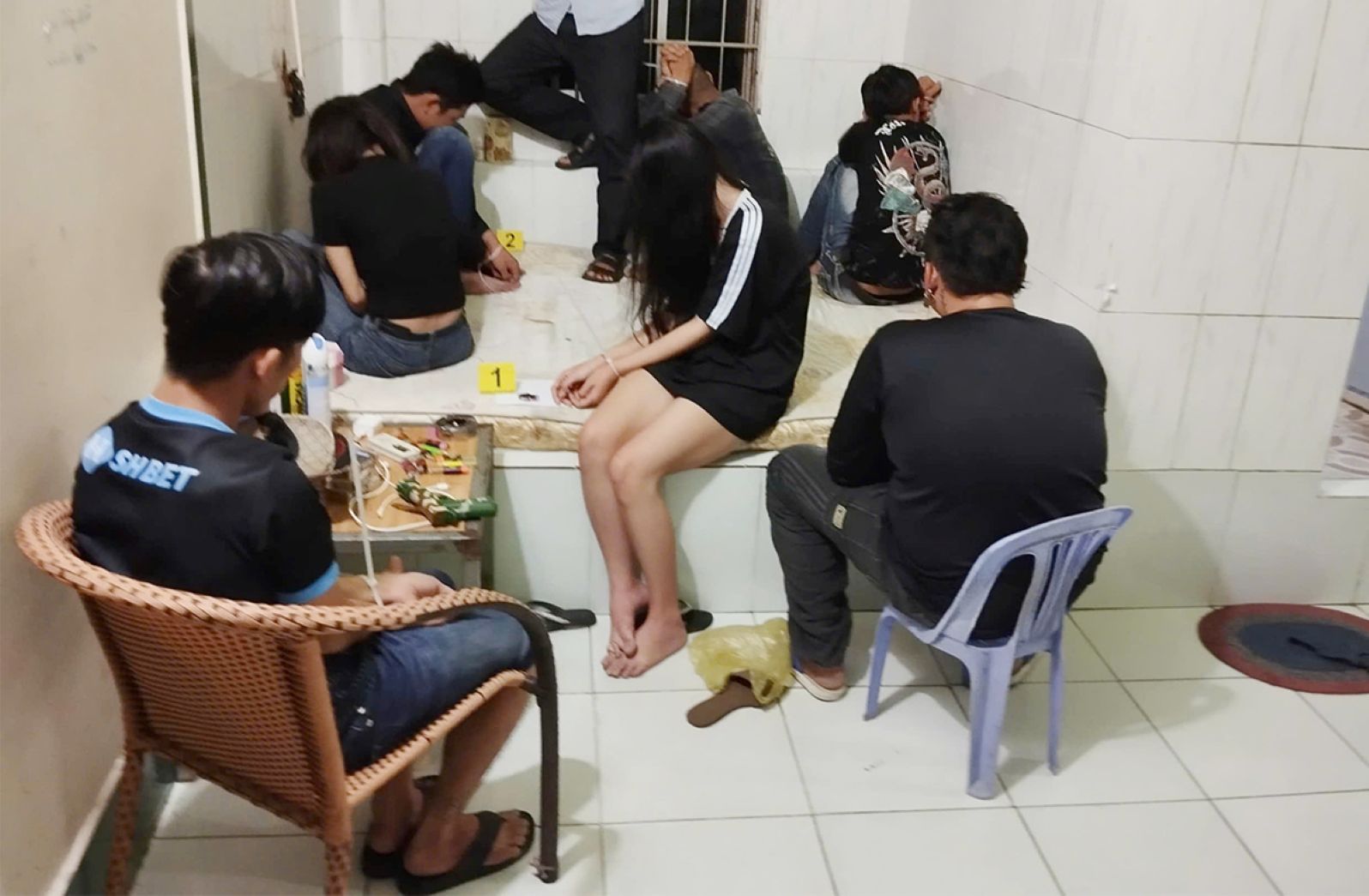 Nhóm đối tượng 11 nam, nữ bị bắt quả tang tổ chức và sử dụng trái phép chất ma túy. Ảnh: Vũ Tiến