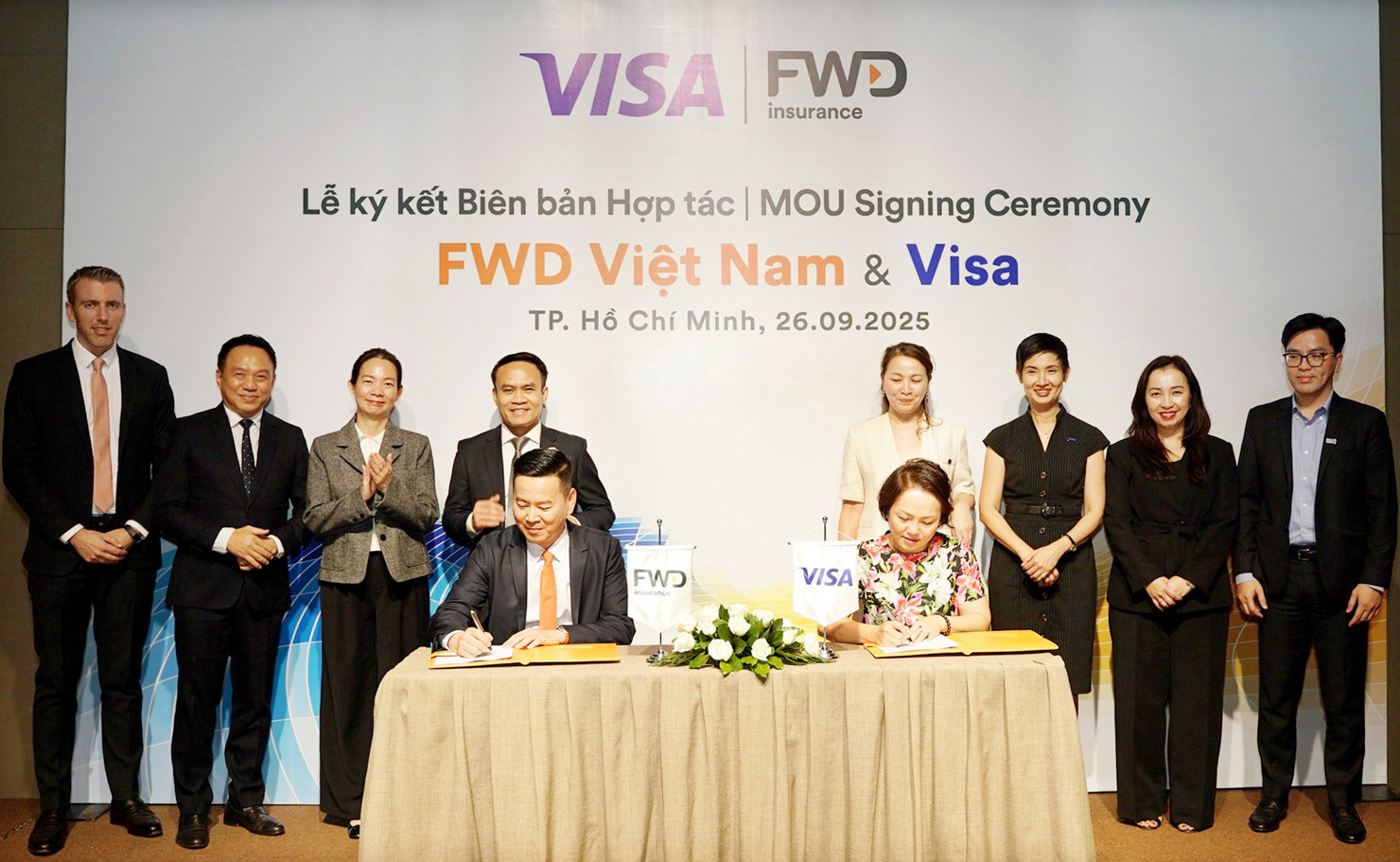 Ông Phương Tiến Minh - Tổng Giám đốc FWD Việt Nam và bà Đặng Tuyết Dung - Giám đốc Visa Việt Nam và Lào ký kết hợp tác thúc đẩy sự phát triển của bảo hiểm số và thanh toán không tiền mặt tại Việt Nam.
