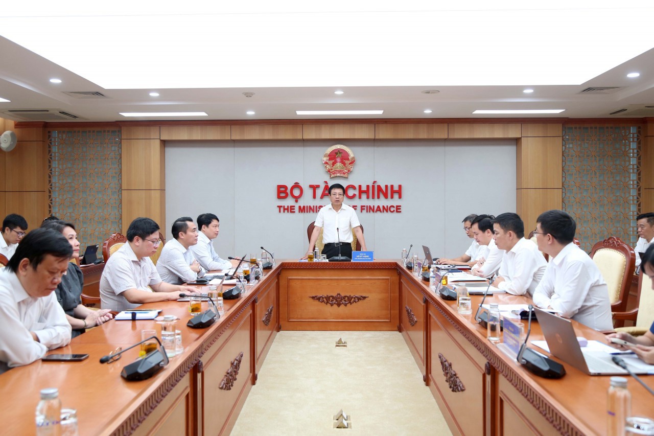 Thứ trưởng Bộ Tài chính Hồ Sỹ Hùng phát biểu tại lớp bồi dưỡng, tập huấn ngày 9/10/2025. Ảnh: KH