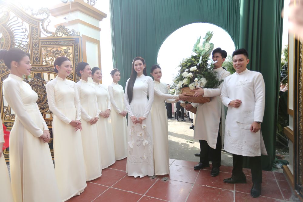 Dàn mỹ nhân tham dự, bê đồ lễ tại lễ nạp tài
