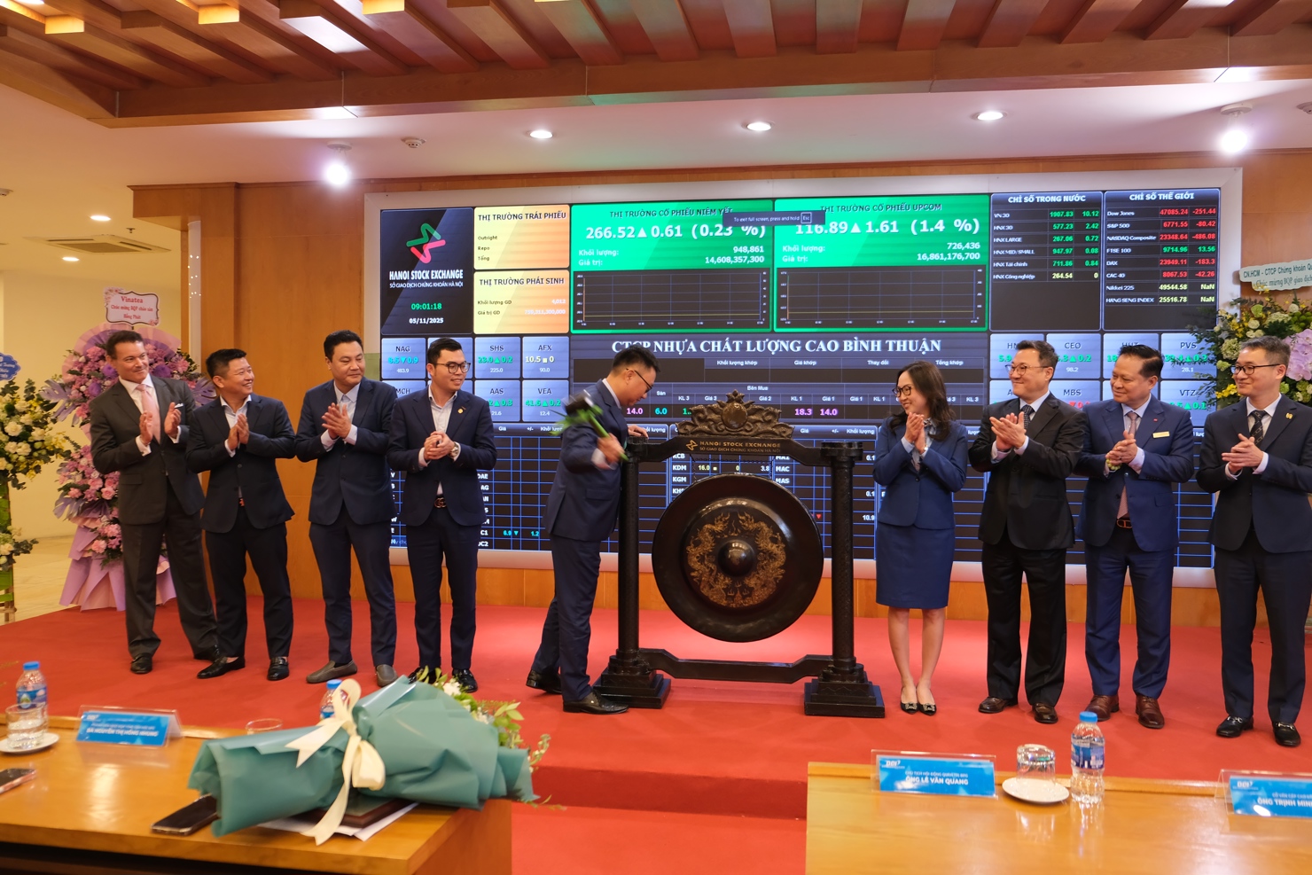 Đại diện Lãnh đạo CTCP Nhựa chất lượng cao Bình Thuận thực hiện nghi thức đánh cồng trong phiên giao dịch.