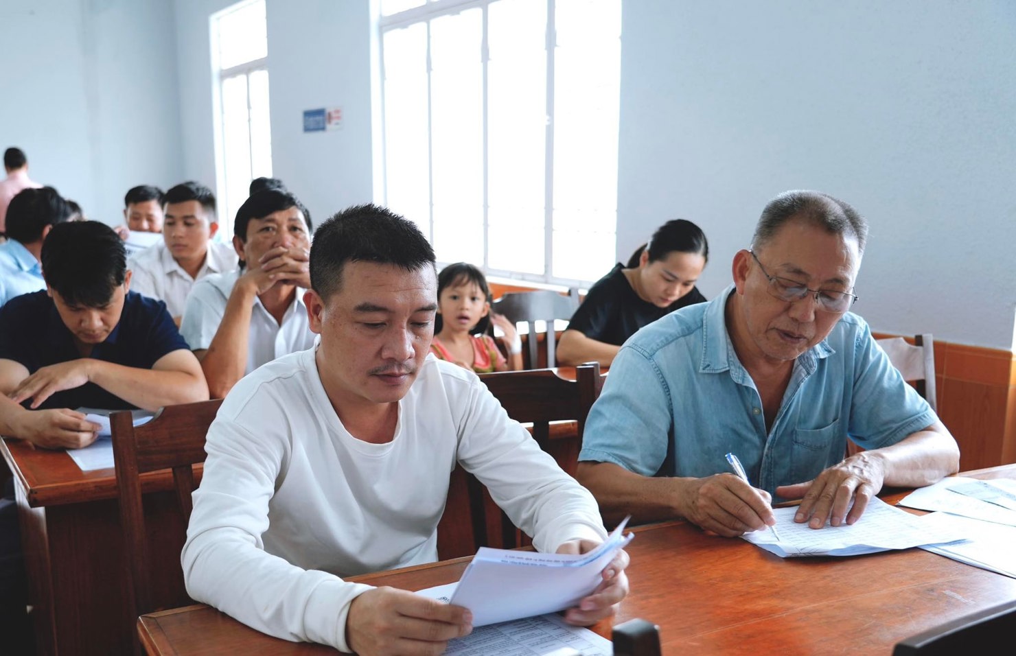 Các hộ kinh doanh ở tỉnh Lâm Đồng tìm hiểu quy định bỏ thuế khoán. Ảnh: M.V