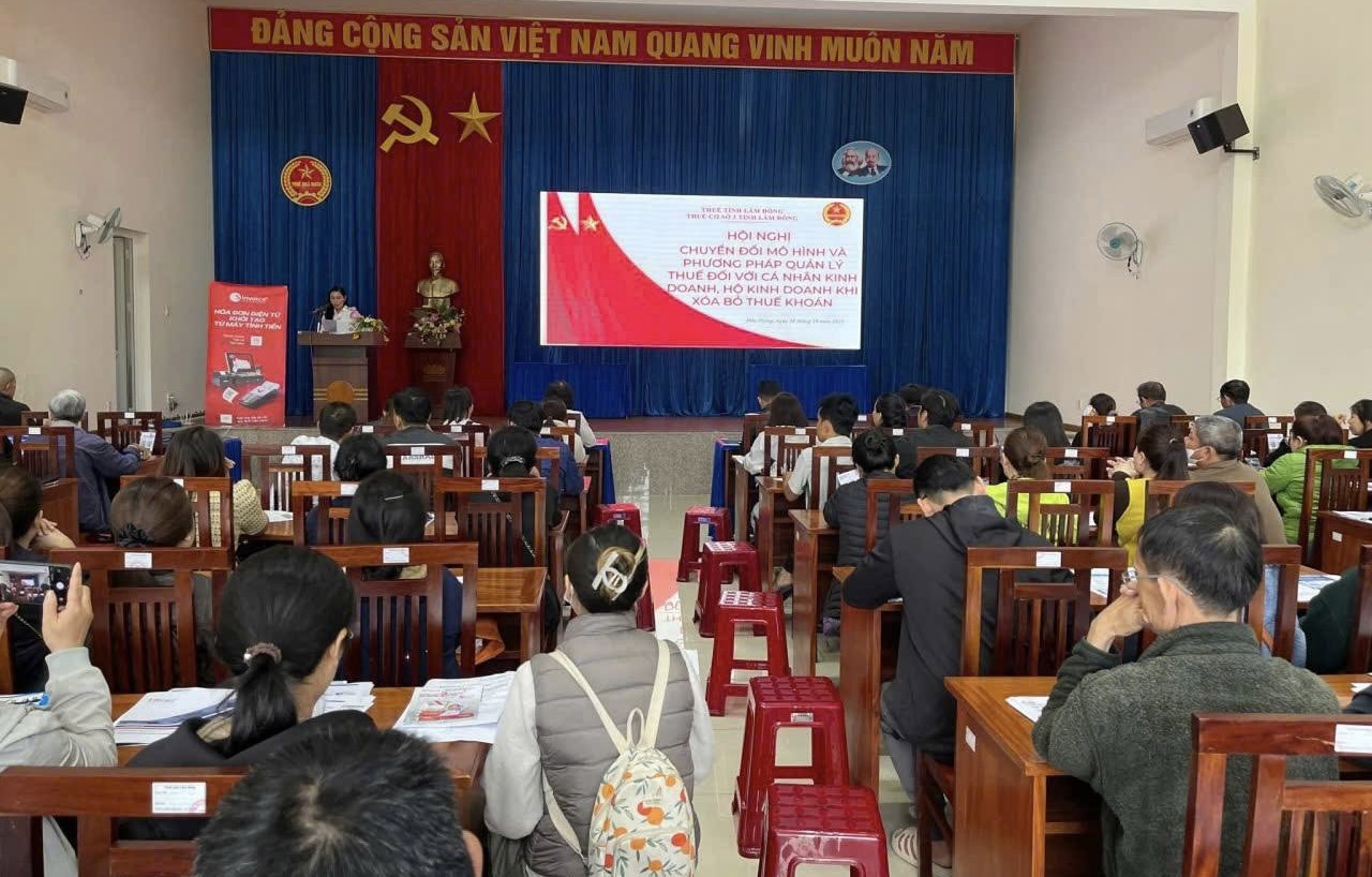 Thuế cơ sở 3, tỉnh Lâm Đồng tổ chức hội nghị chuyển đổi mô hình và phương pháp quản lý thuế cho hàng trăm hộ kinh doanh. Ảnh: L.V