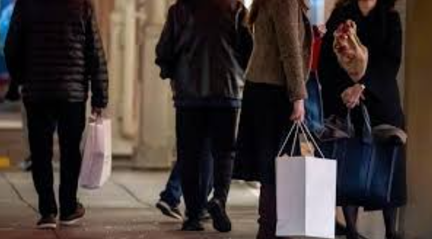 Nhiều cử tri Mỹ không hài lòng với chính sách kinh tế của Tổng thống Donald Trump, đặc biệt là chi phí sinh hoạt cao. Ảnh: USA Today.  