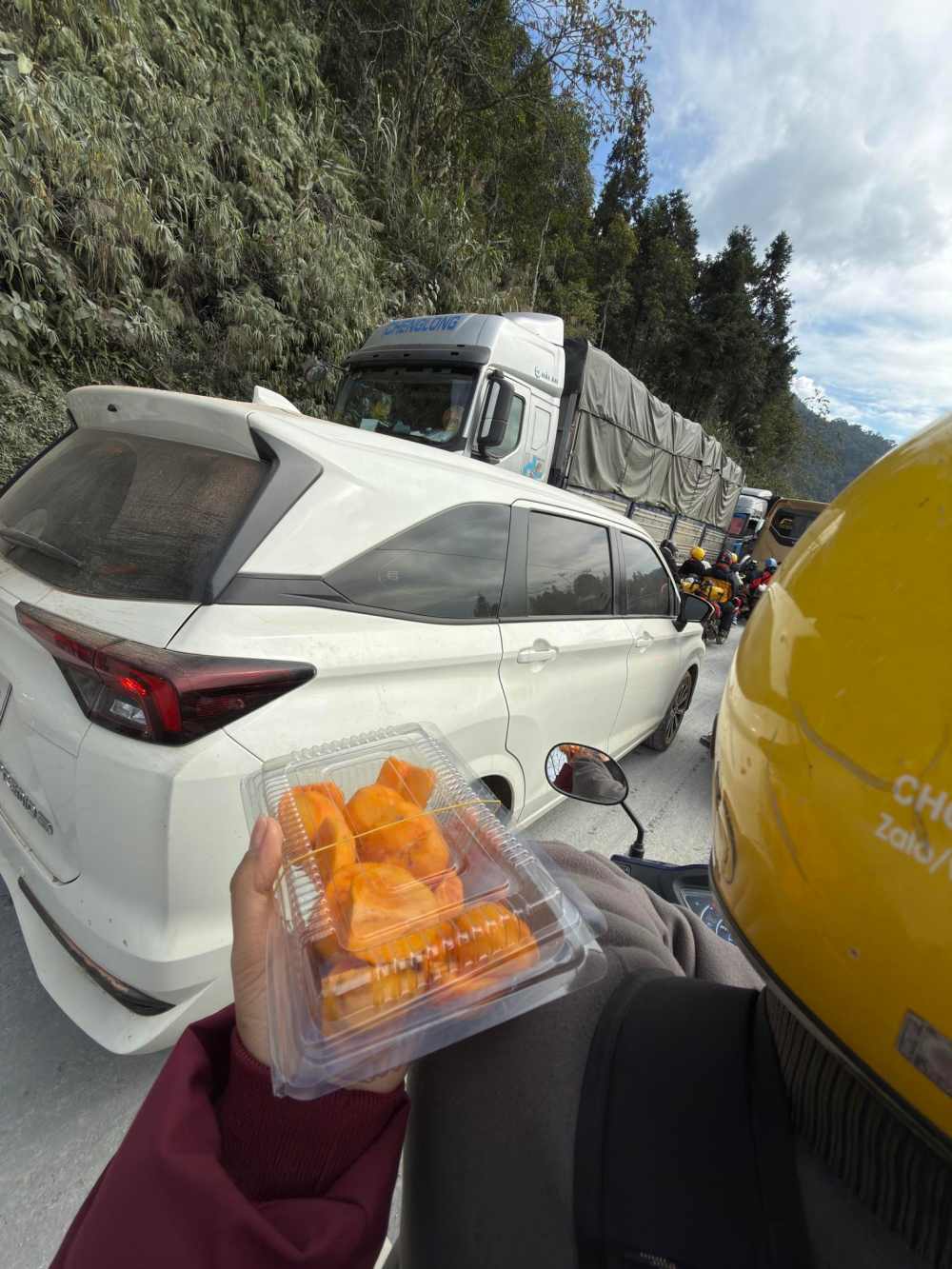 Khách đi xe máy “chôn chân” trên đường. Ảnh: Bánh Bao