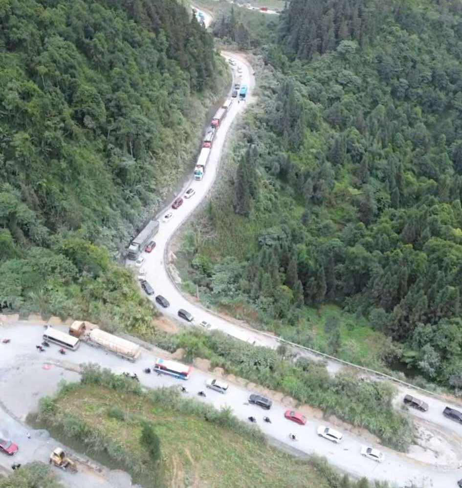 Du khách phải chờ đợi, kẹt cứng cả tiếng đồng hồ trên đường. Ảnh: Anh Tú