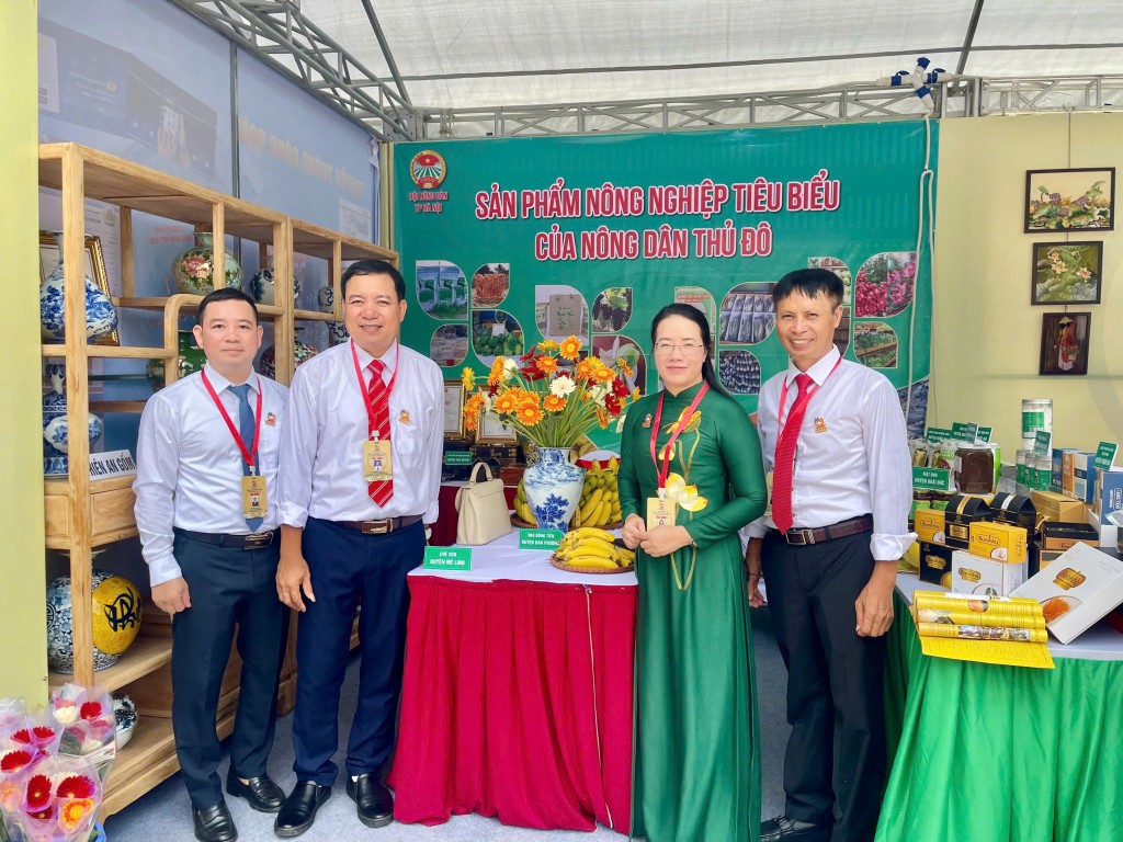 Xây dựng nông dân Thủ đô thời kỳ mới giàu tri thức, làm chủ công nghệ số Xây dựng nông dân Thủ đô thời kỳ mới giàu tri thức, làm chủ công nghệ số