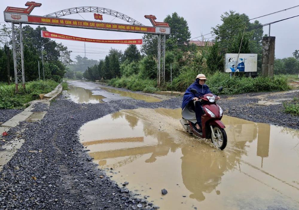 Đầy rẫy các ổ voi, ổ trâu, vũng nước xuất hiện trên tuyến đường. Ảnh: Quách Du