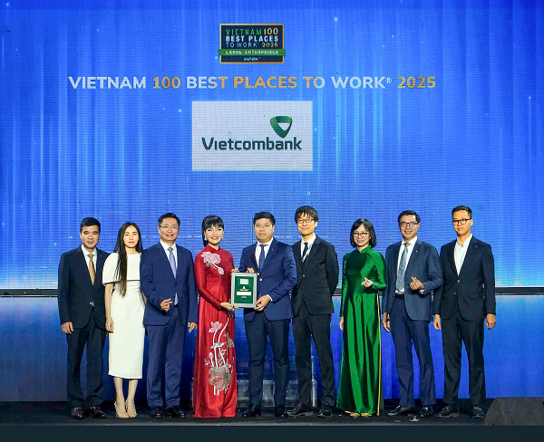 Ông Hồng Quang - Thành viên Hội đồng quản trị kiêm Giám đốc Khối Nhân sự Vietcombank và các đại biểu Vietcombank nhận chứng nhận “Nơi làm việc tốt nhất Việt Nam năm 2025”