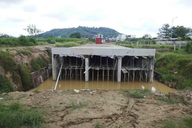 Tiền có sẵn nhưng giải ngân gặp khó vì hàng loạt dự án vướng mặt bằng