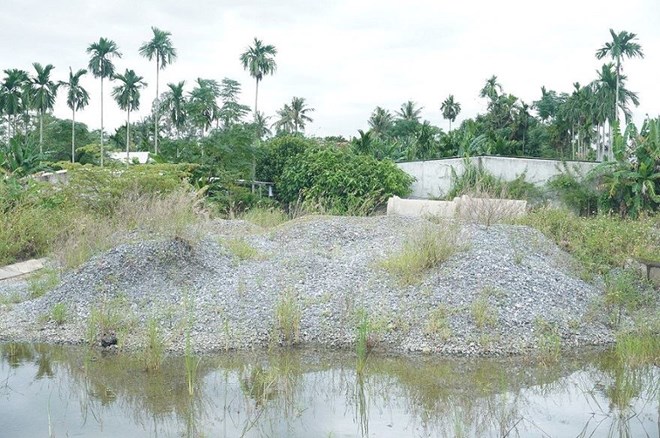 Nhiều người dân vẫn chưa bàn giao mặt bằng để thi công dự án đường nối từ cầu Thạch Bích đến xã Thọ Phong, một trong những dự án trọng điểm của tỉnh Quảng Ngãi. Ảnh: Viên Nguyễn