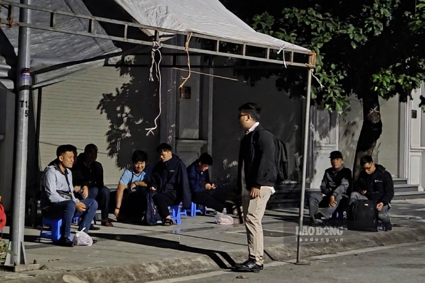 Nhiều người dân đã có mặt từ tối hôm trước, thậm chí mang theo đồ ăn, ghế gấp để xếp hàng chờ nộp hồ sơ mua nhà ở xã hội. Ảnh: Như Hạ