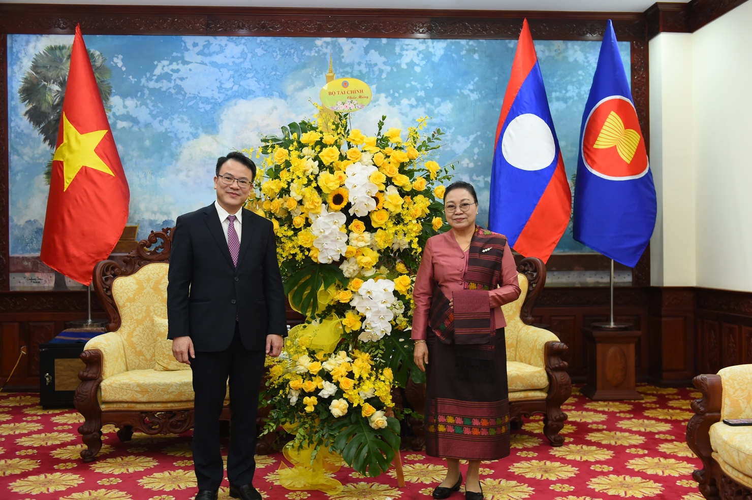 Thứ trưởng Trần Quốc Phương chụp ảnh lưu niệm cùng Đại sứ Khamphao Ernthavanh.