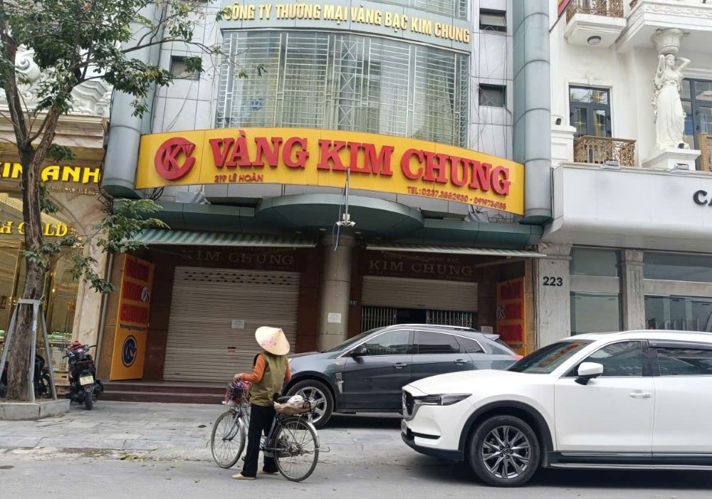 Tình trạng tiệm vàng Kim Chung trong sáng 10.12. Ảnh: QUÁCH DU.