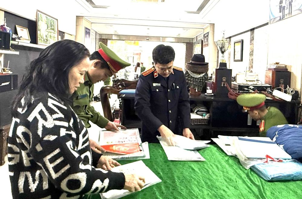 Lực lượng công an khám xét nơi ở của vợ chồng Nguyễn Hữu Bình và Lê Thị Thu Hương. Ảnh: CÔNG AN THANH HÓA.