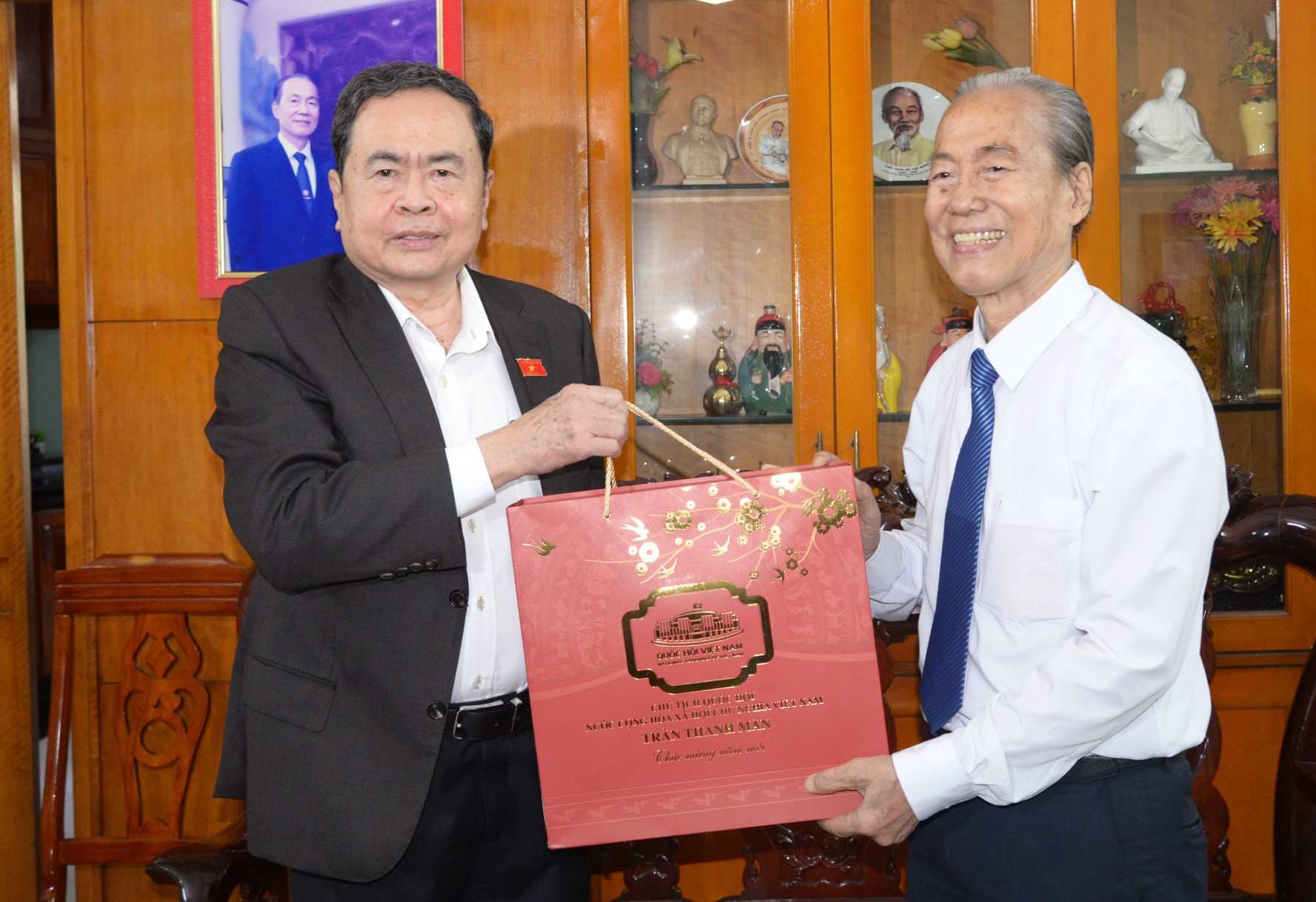 Chủ tịch Quốc hội Trần Thanh Mẫn chúc Tết gia đình cố Chủ tịch Quốc hội Nguyễn Hữu Thọ.  Ảnh: Hà Khánh