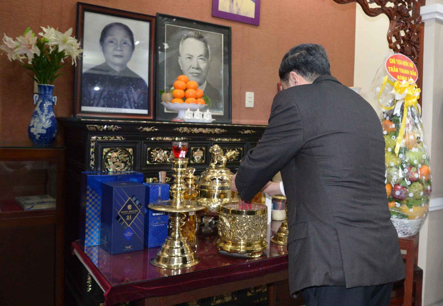 Chủ tịch Quốc hội Trần Thanh Mẫn dâng hương tưởng nhớ cố Chủ tịch Quốc hội Nguyễn Hữu Thọ .Ảnh: Hà Khánh