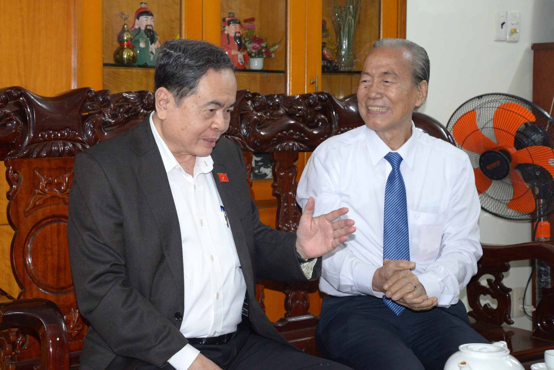 Chủ tịch Quốc hội Trần Thanh Mẫn trao đổi với ông Nguyễn Hữu Châu.  Ảnh: Hà Khánh