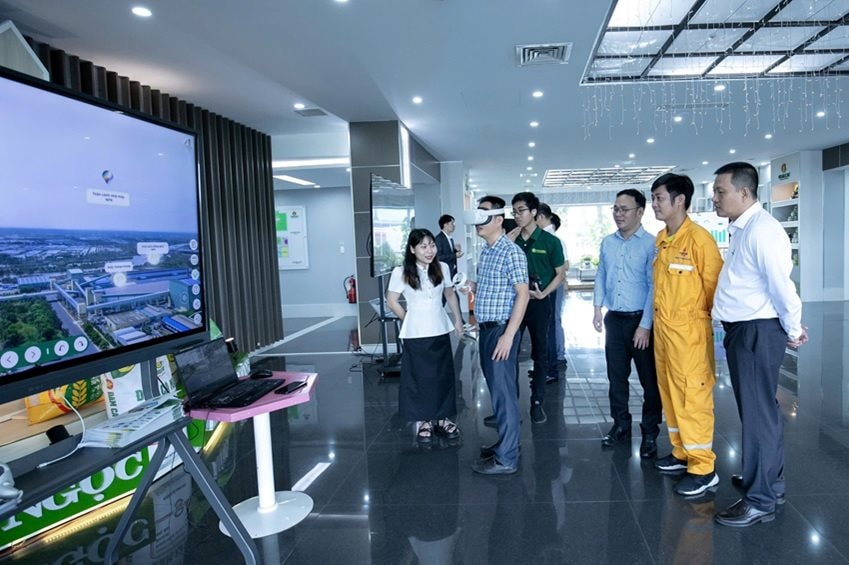 tham-quan-nha-may-thuc-te-ao-tai-hoi-thao.jpg