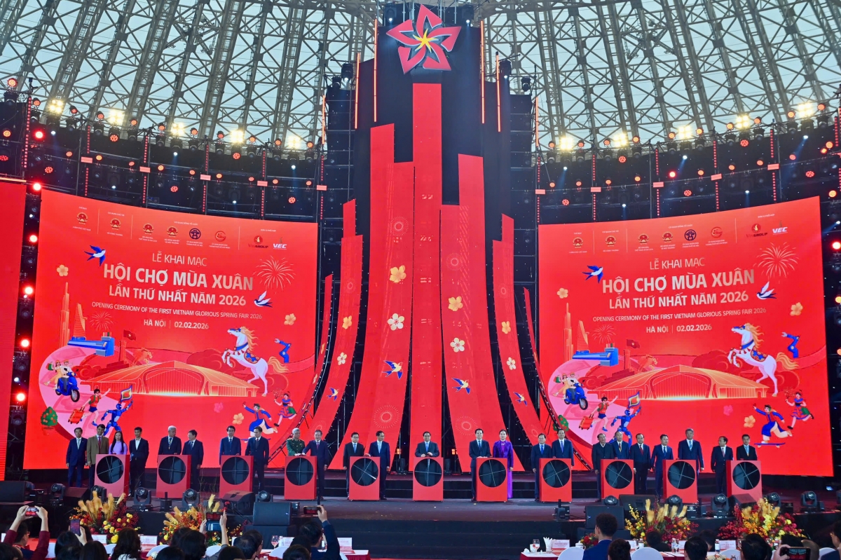 Thủ tướng Phạm Minh Chính và các đại biểu thực hiện nghi thức khai mạc Hội chợ.