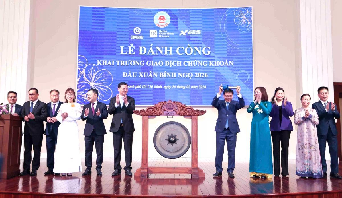 Bộ trưởng Nguyễn Văn Thắng đánh cồng khai trương giao dịch chứng khoán đầu Xuân Bính Ngọ Bộ trưởng Nguyễn Văn Thắng đánh cồng khai trương giao dịch chứng khoán đầu Xuân Bính Ngọ